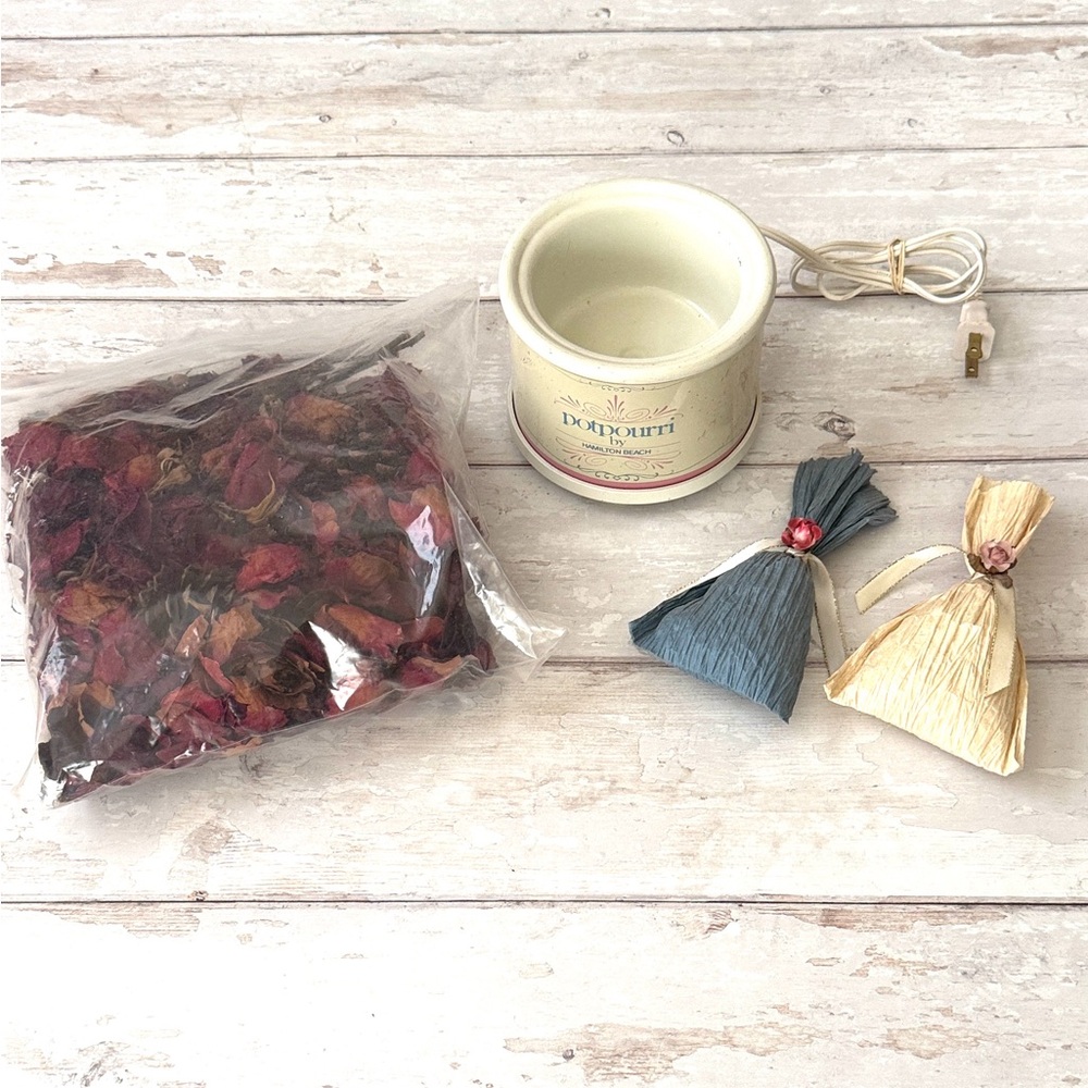 Hamilton Beach Potpourri Crock Pot Pourri Simmer Machine & Bag of Dried Flowers